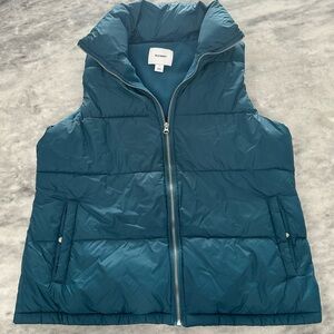 Old Navy Puffer Vest. Size L